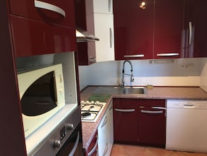 Réfrigérateur, micro-ondes, four, plaque de cuisson