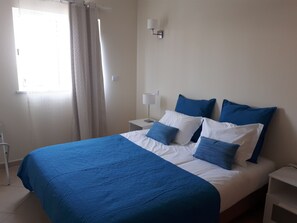 2 chambres, fer et planche à repasser, Wi-Fi, draps fournis