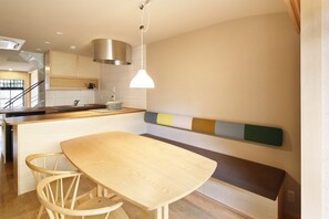 Traditionele villa (Kyo no Ondokoro #2 KAMANZA Nijo) | Woonruimte | Een flatscreentelevisie en vloerverwarming