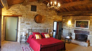 4 室のベッドルーム、デスク、アイロン / アイロン台、旅行用ベビーベッド