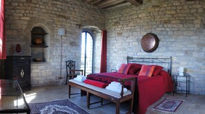 4 chambres, bureau, fer et planche à repasser, lit parapluie