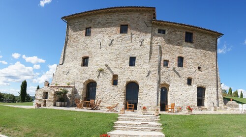 Private Castle & Holiday Villa in Gubbio Umbria, Sleeps 8+, Jacuzzi & Gardens