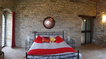 4 habitaciones, escritorio y tabla de planchar con plancha