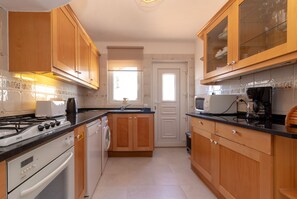 Kühlschrank, Mikrowelle, Ofen, Geschirrspüler