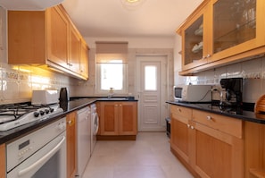 Kühlschrank, Mikrowelle, Ofen, Geschirrspüler
