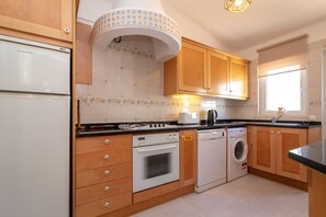 Kühlschrank, Mikrowelle, Ofen, Geschirrspüler