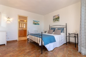2 bedrooms, in-room safe, iron/ironing board, free WiFi