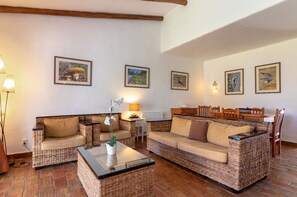 Flat-screen TV, fireplace