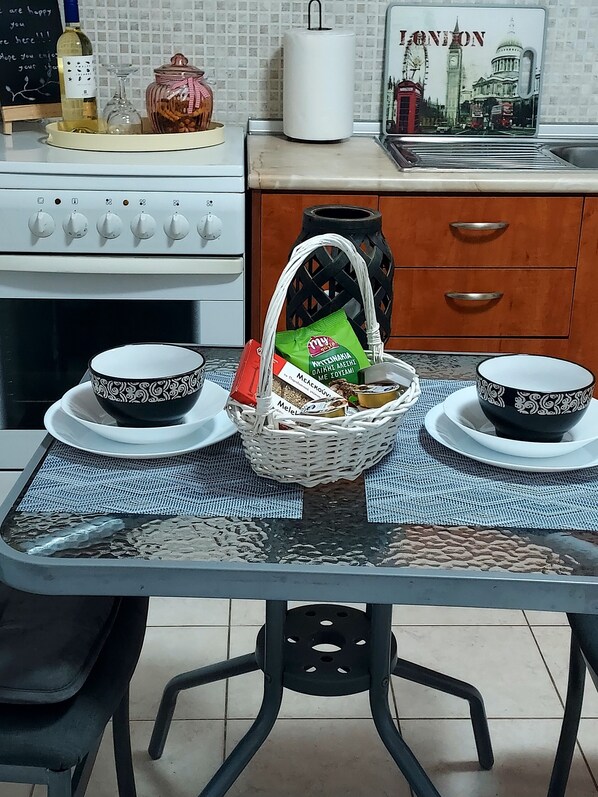 Refrigerador, microondas, horno y cafetera y tetera 