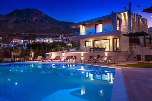 Orama Luxury Villa, 4 Bedrooms with Private Pool, Sleeps 8