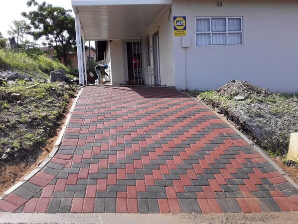 Property grounds - Newlands East Home With A Beautiful View (Newlands East)