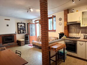 Fridge, microwave, oven, stovetop - Welcoming cozy apartment in a quaint medieval village  (Breglia)