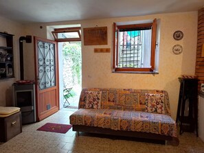 Fireplace, books - Welcoming cozy apartment in a quaint medieval village  (Breglia)