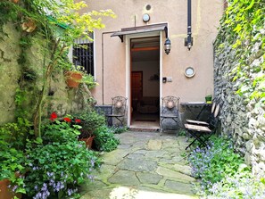 Terrace/patio - Welcoming cozy apartment in a quaint medieval village  (Breglia)