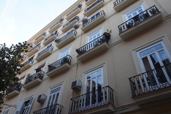 A multi-story building with balconies, air conditioning units, and windows with shutters. - Singular Stays Seu II (Valencia ciudad)