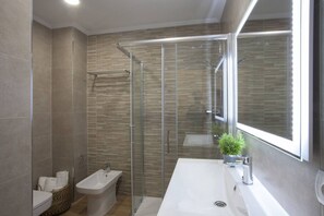 Shower, hair dryer, towels - Singular Stays Seu II (Valencia ciudad)