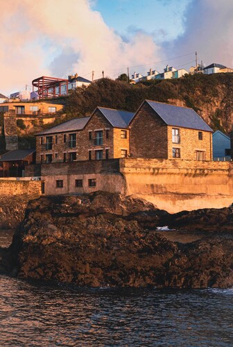 Charmante maison avec balcon donnant sur la mer. Accès facile, parking gratuit