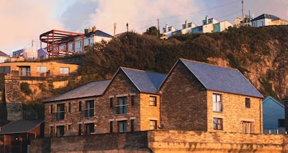 Charmante maison avec balcon donnant sur la mer. AccĂšs facile, parking gratuit