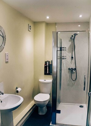 Shower, eco-friendly toiletries, hair dryer, towels - Delightful home with balcony overlooking the sea. Easy access, Free car park (MEVAGISSEY, Cornwall)