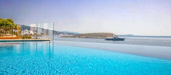 Sea Front, Beach 5 mins, Large Heated Jacuzzi , 2 WiFis, Games / Meeting Lounge