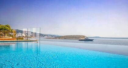 Sea Front, Beach 5 mins, Large Heated Jacuzzi , 2 WiFis, Games / Meeting Lounge