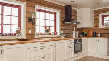 Frigorífico, placa de cocina y cafetera o tetera