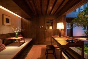 Luxury Double Room | Living area | Flat-screen TV, pay films