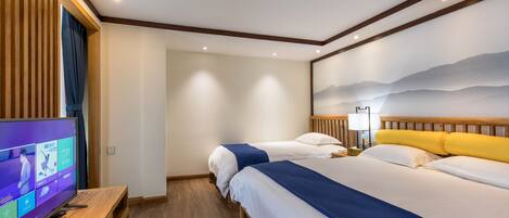 Habitación de hotel con dos camas, televisor, suelo de madera y un mural en la pared.
