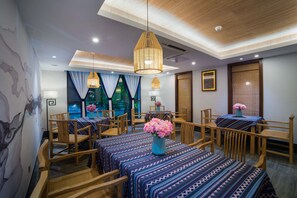 Daily continental breakfast (CNY 28.00 per person)