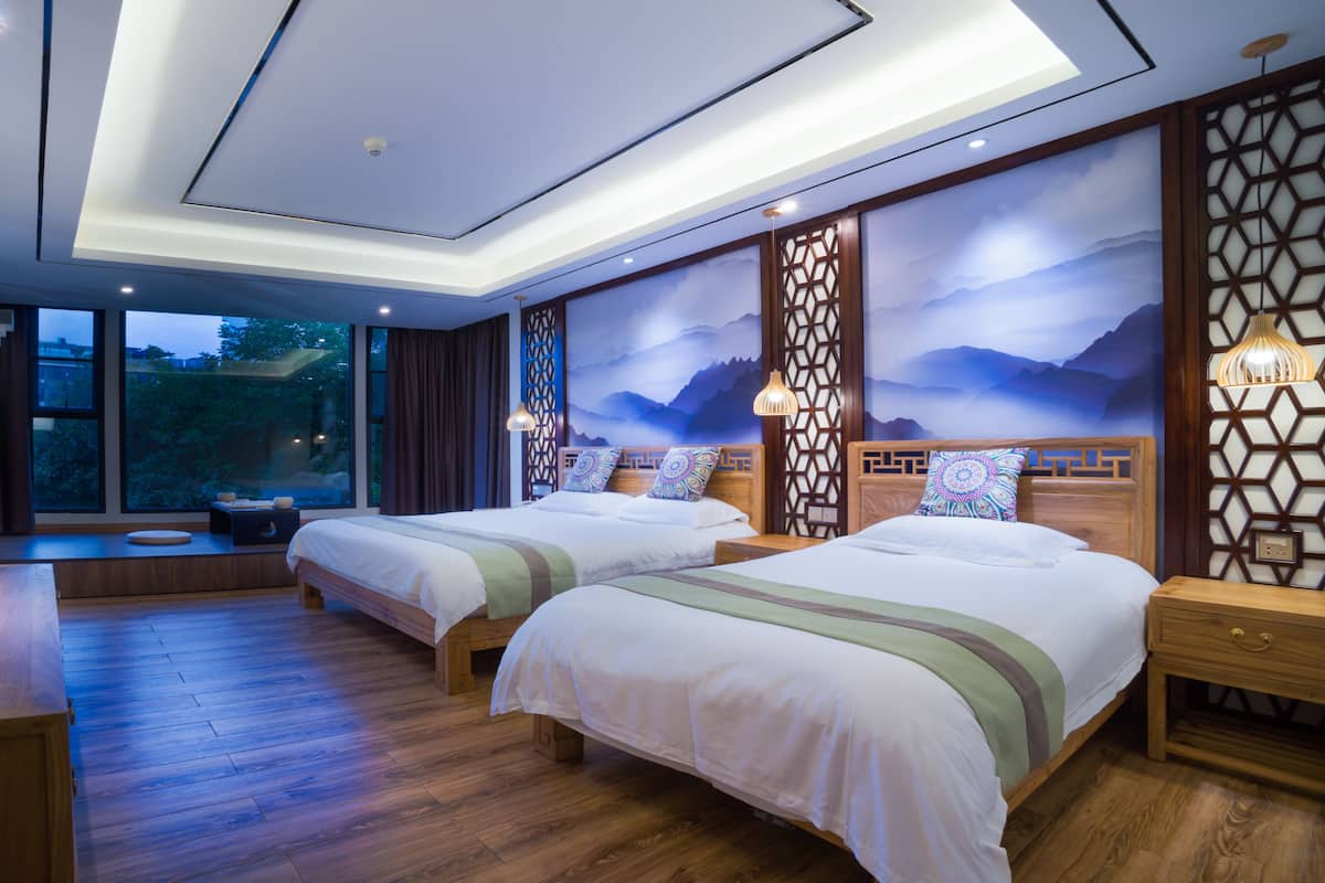 Habitación familiar, vista al río | Decoración personalizada, muebles diferentes y escritorio