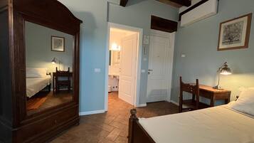 Habitación individual | Decoración personalizada, muebles diferentes, escritorio y wifi gratis