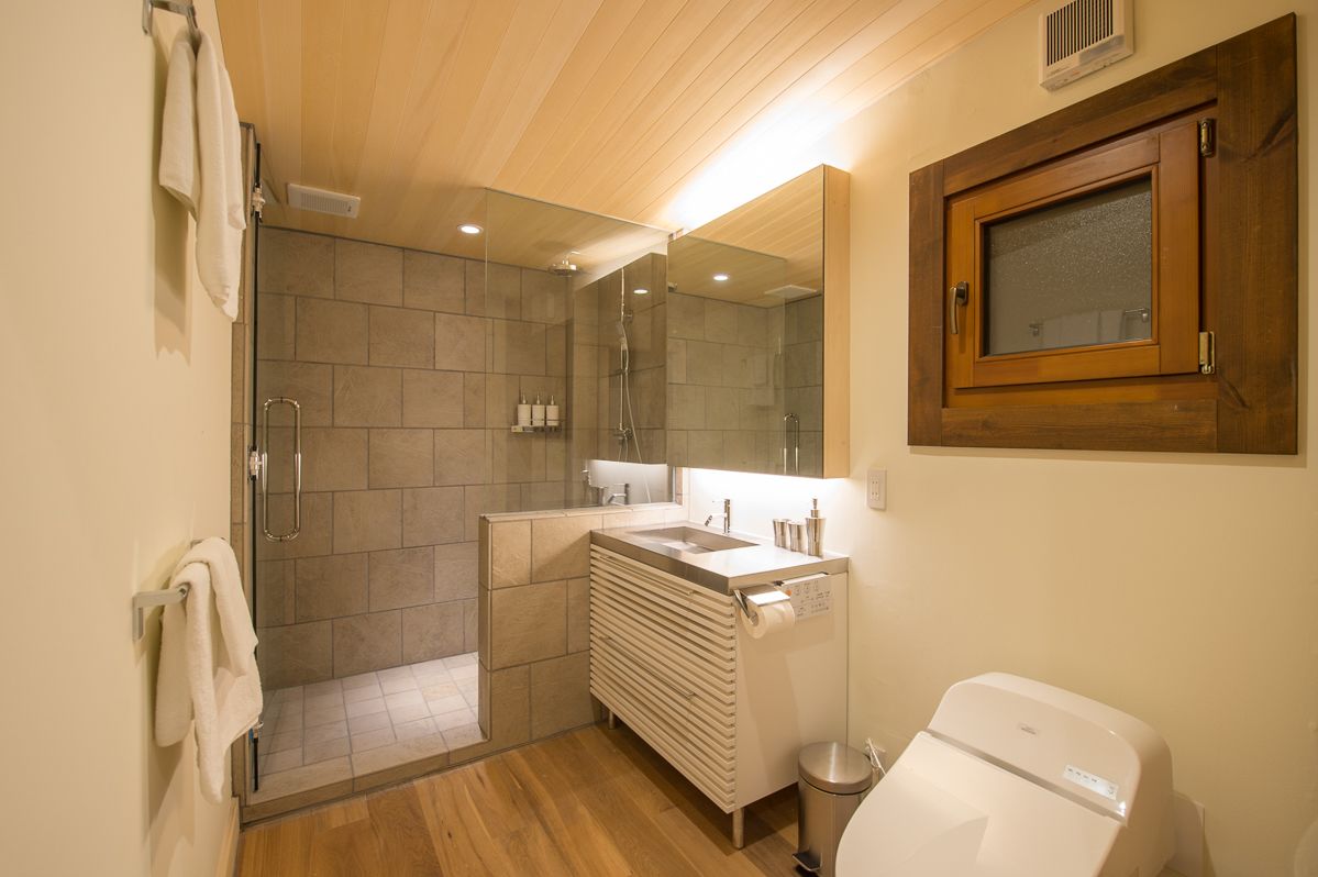 Casa, 3 habitaciones | Baño | Regadera, amenidades de baño gratuitas, secadora de cabello, pantuflas 