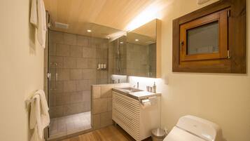 Casa, 3 habitaciones | Baño | Regadera, amenidades de baño gratuitas, secadora de cabello, pantuflas