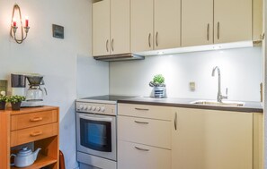 Frigorífic, placa de cuina i cafetera i tetera 