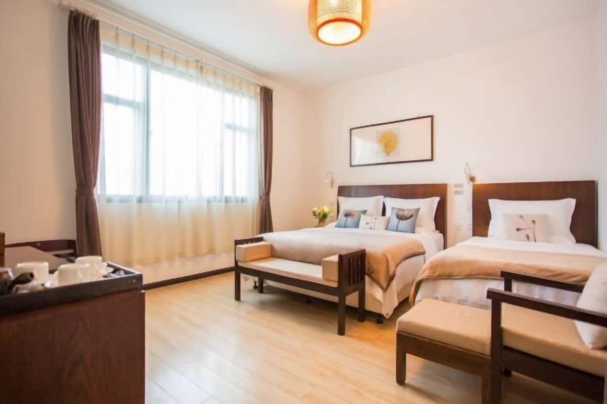 Sengetøy av topp kvalitet, memory foam-senger og safe på rommet