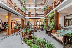 Courtyard - Dali Yanqingshanju Inn (Dali)