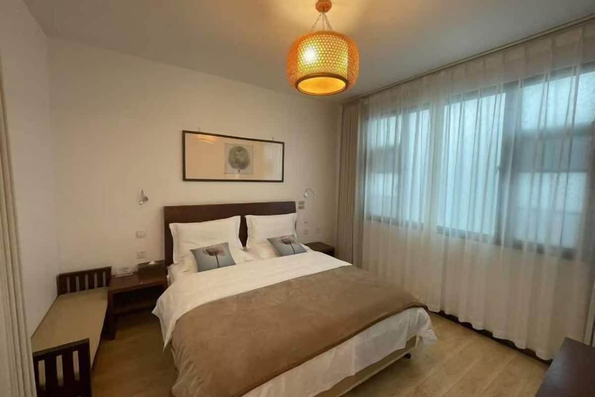 Sengetøy av topp kvalitet, memory foam-senger og safe på rommet