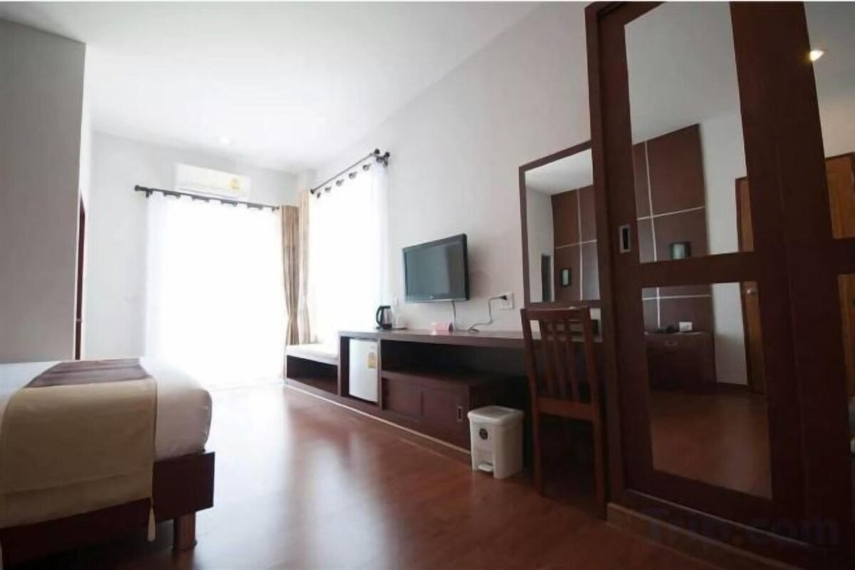 Escritorio, cortinas blackout, wifi gratis y ropa de cama 