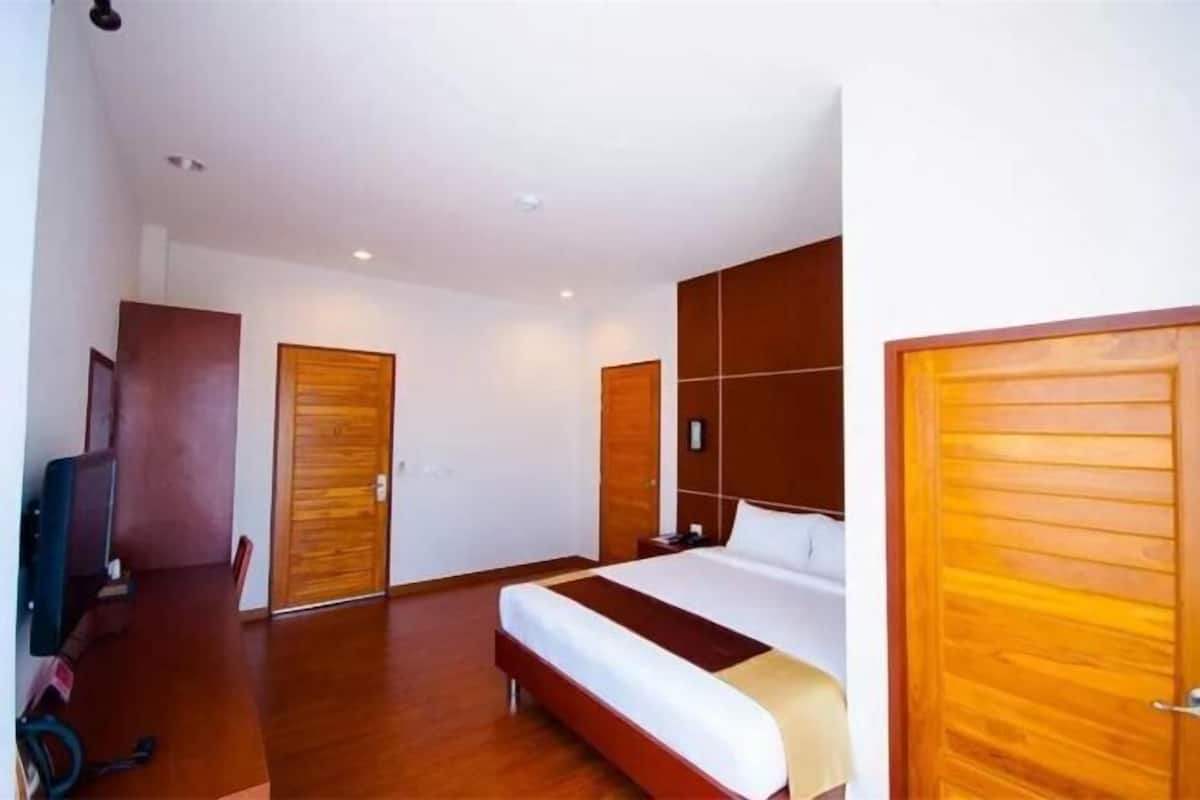 Desk, blackout drapes, WiFi (free), bed sheets