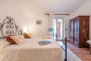 4 bedrooms, iron/ironing board
