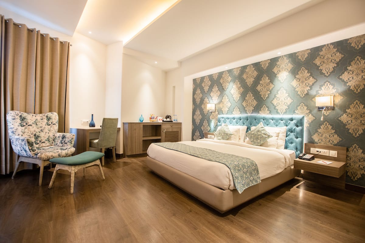Executive Room, 1 King Bed | Minibar, in-room safe, desk, rollaway beds
