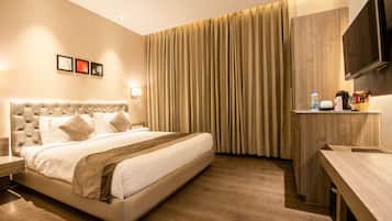 Deluxe Room, 1 King Bed | Minibar, in-room safe, desk, rollaway beds