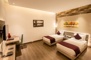 Minibar, caja de seguridad en la habitación y escritorio 