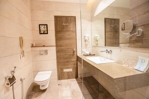 Buồng tắm vòi sen, đồ dùng nhà tắm miễn phí, khăn tắm 