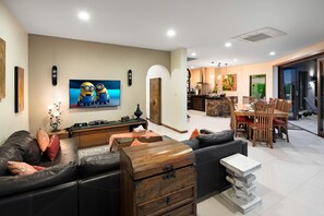 Smart-TV, DVD-Player, Bücher, Stereoanlage