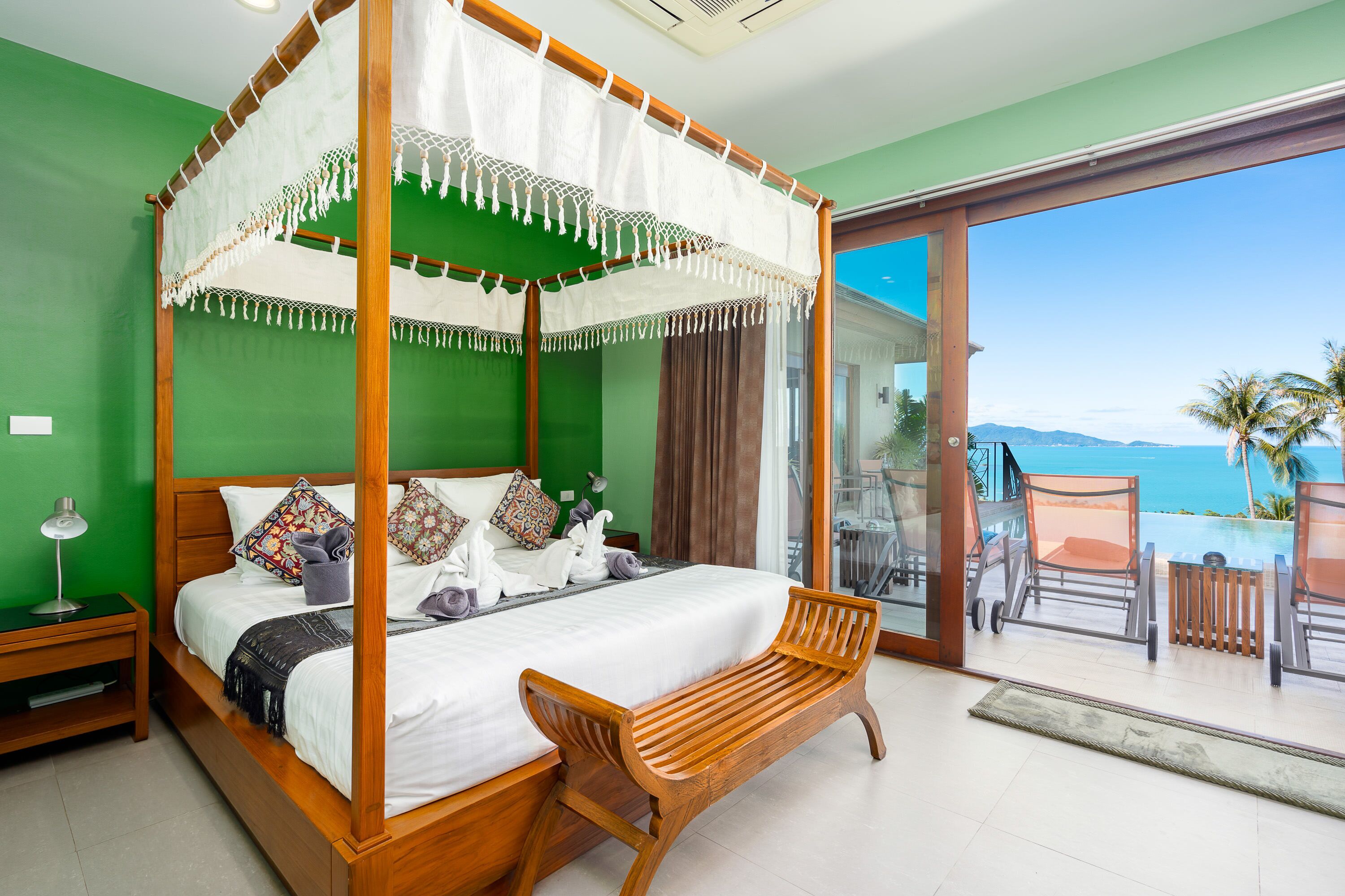 3 chambres, coffres-forts dans les chambres, fer et planche à repasser