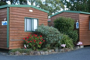 Garden view - Snug Beach Cabin And Caravan Park (Snug)