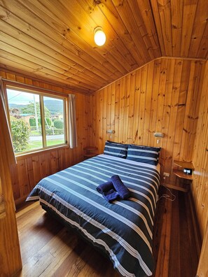 Free WiFi, bed sheets - Snug Beach Cabin And Caravan Park (Snug)