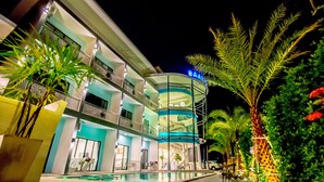 A hotel with a pool, multiple floors, and a sign that reads "BAAN". - Baan Yamoo Ranong (Ranong)