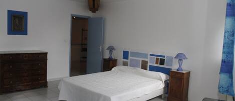 3 bedrooms, iron/ironing board, travel cot, WiFi